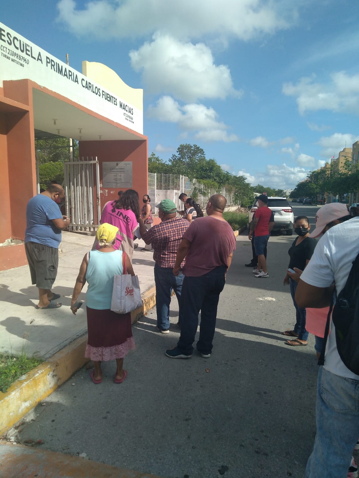 Vecinos de Paseos del Mar esperan más de una hora para votar en Cancún
