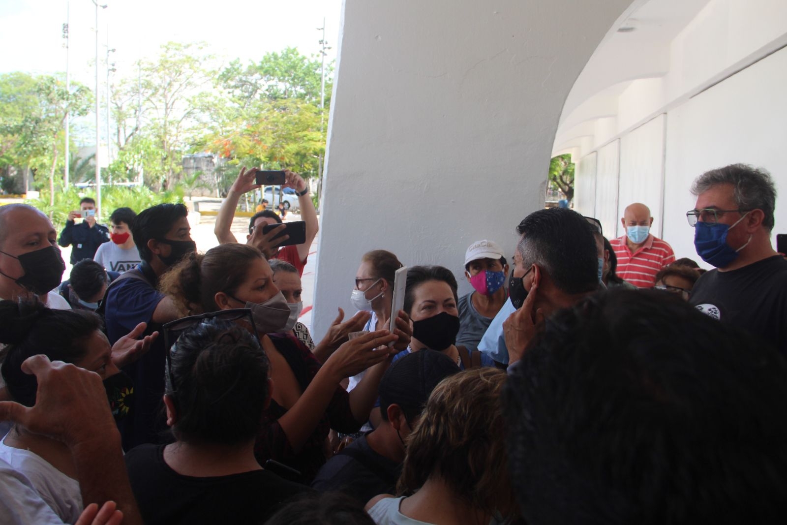 Rompen protocolos sanitarios en casilla especial del Ayuntamiento de Cancún