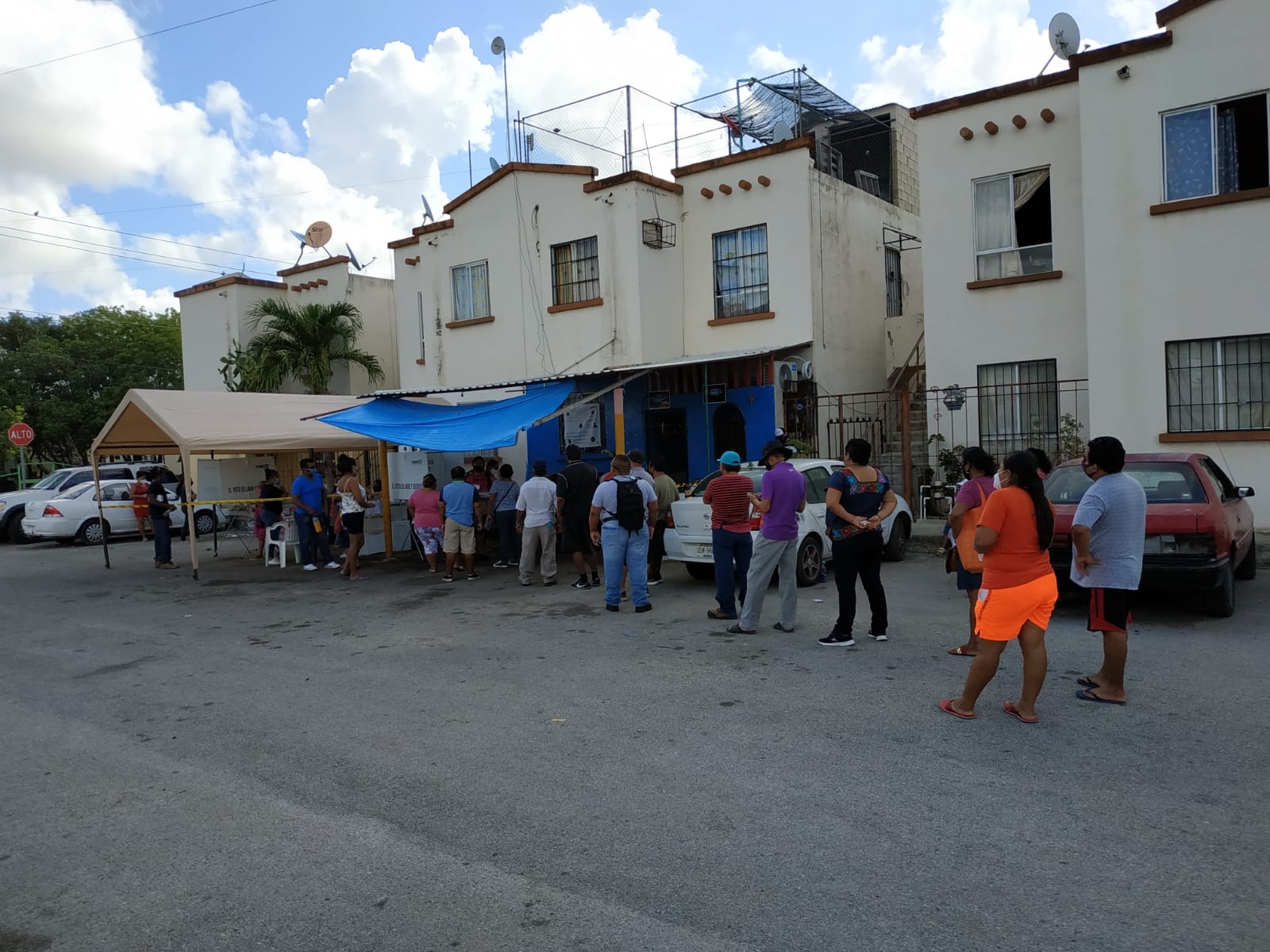 Habitantes de Villas Otoch Paraíso votan sin cumplir medidas contra COVID-19 en Cancún