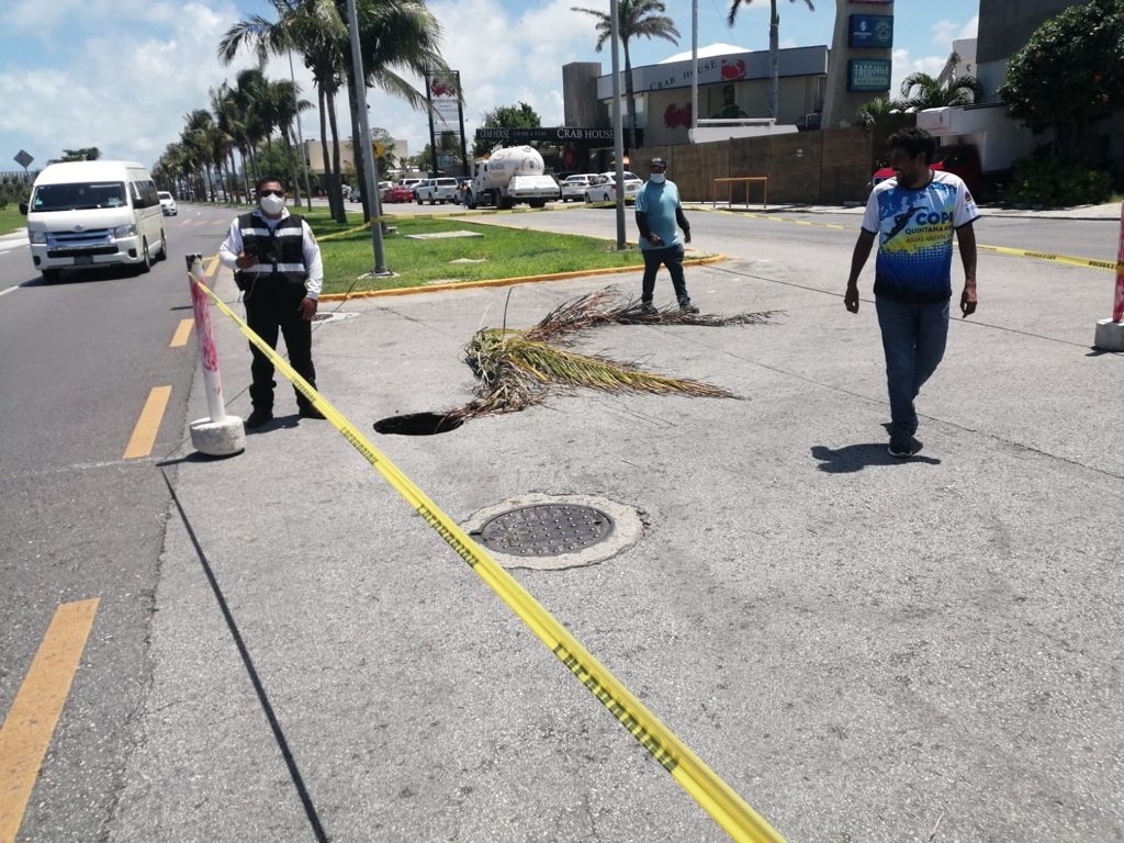 Socavón en la Zona Hotelera de Cancún mantiene vialidad cerrada