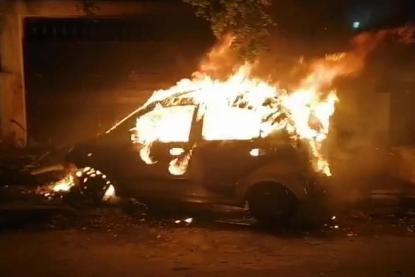 El auto fue quemado por un hombre en el Roble Agrícola de Mérida