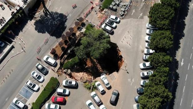 Socavón ‘se traga’ tres autos en un estacionamiento de Jerusalén: VIDEO