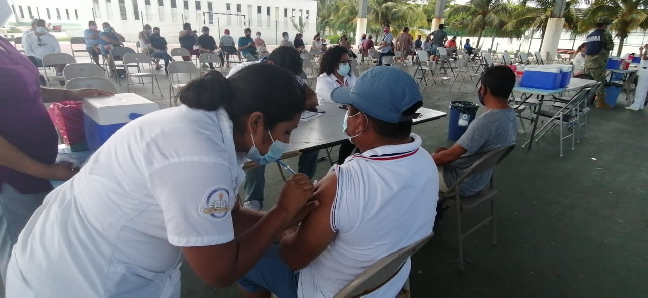 Aplican vacunas anticovid a adultos de 40 a 49 años en Isla Mujeres