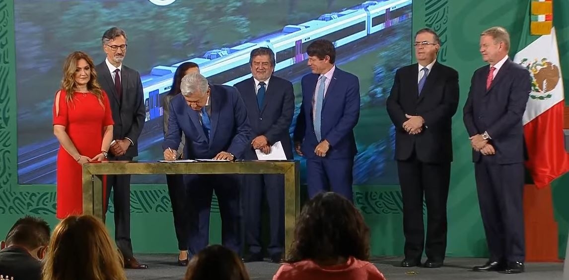 AMLO firma contrato para construcción de vagones del Tren Maya