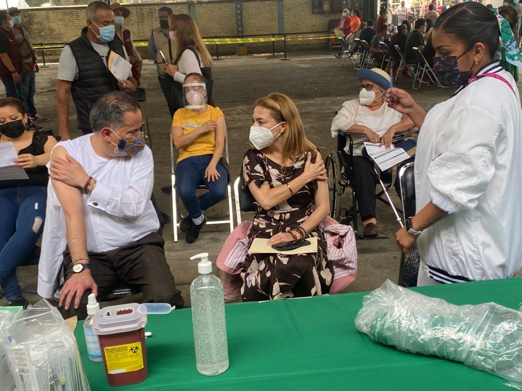 Santiago Nieto, titular de la UIF, se vacuna contra el COVID-19