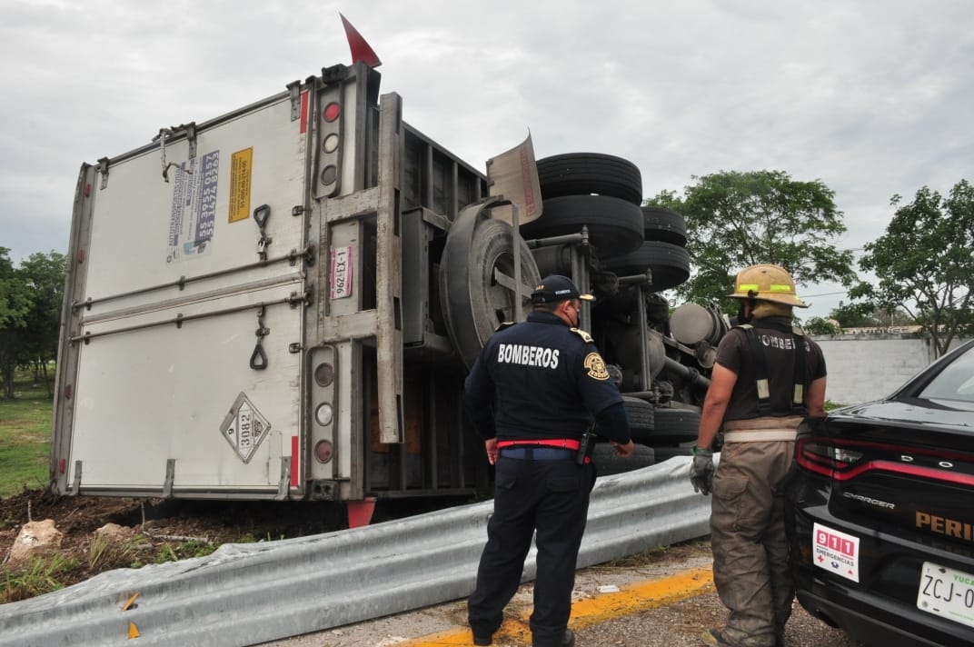 Camión daña barra de contención tras volcadura en la Campeche-Mérida