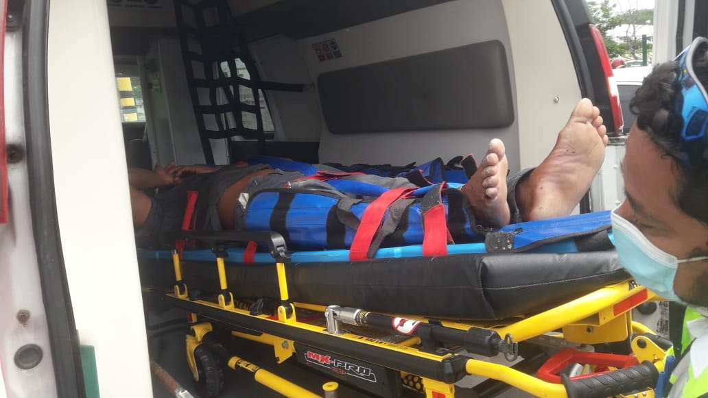Hombre termina con lesión en la cabeza y una herida en la pierna tras impactarse contra una camioneta