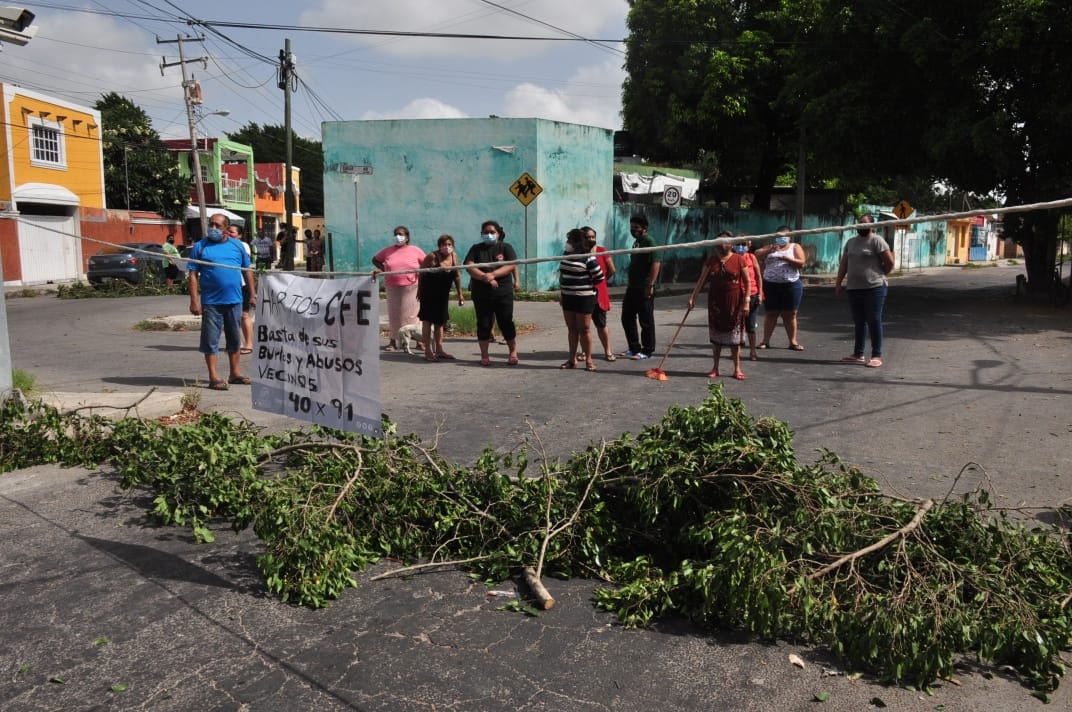 Vecinos bloquean calles en la colonia Vicente Solís en Mérida