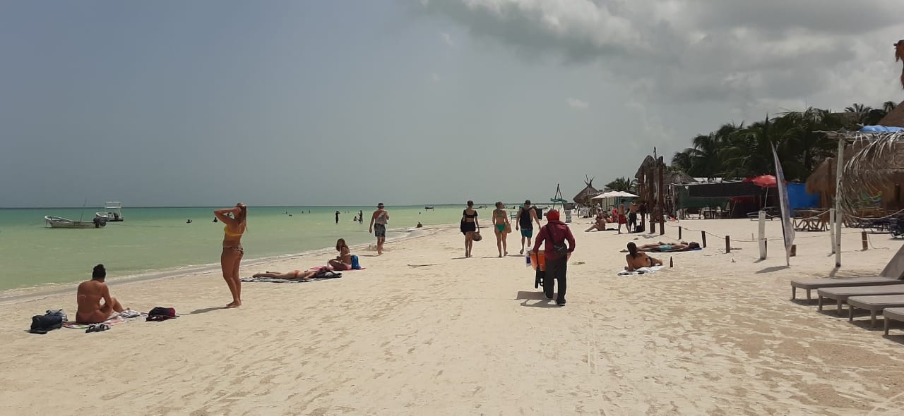Holbox 'presume' playas limpias de sargazo a turistas extranjeros: FOTOS