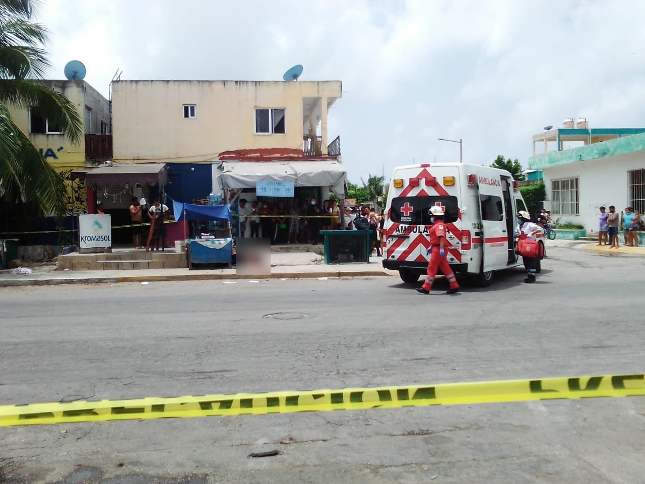 La mujer recibió un disparo en la cabeza, y cayó tendida frente a su puesto de pollos en Playa del Carmen