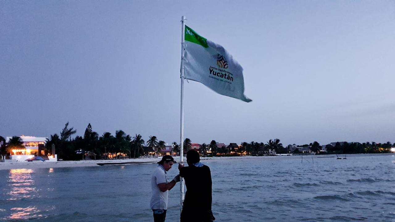 Instalan en costas de Yucatán banderas por presencia de rocas marinas