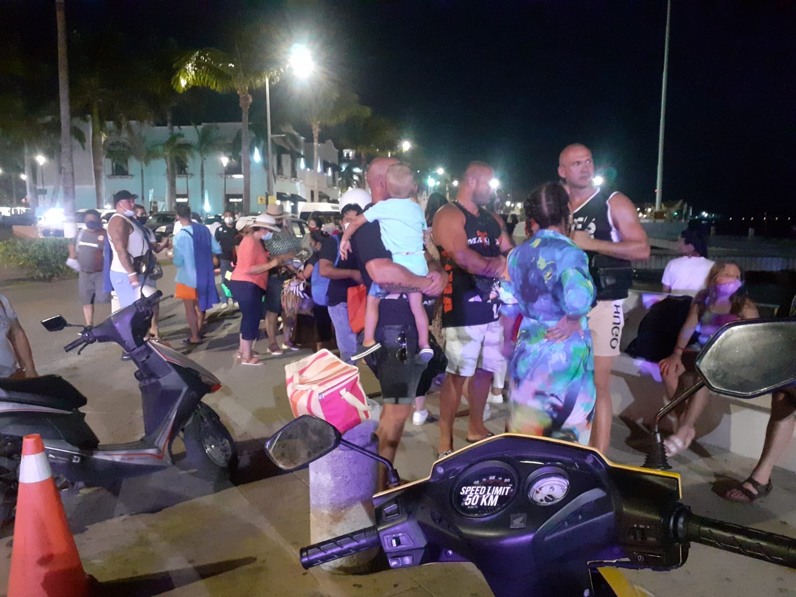 Cientos de turistas quedan varados en muelle de Cozumel tras cancelación de cruce