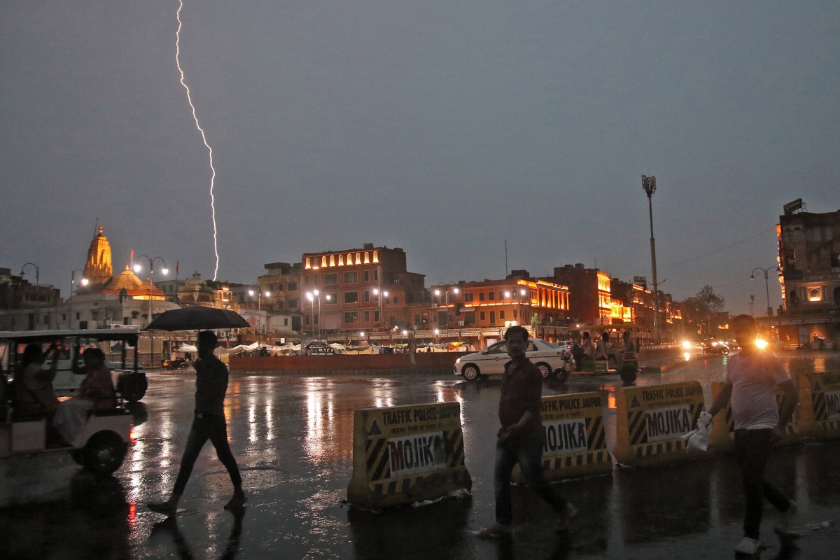 Tormenta eléctrica en India deja 76 muertos: VIDEO