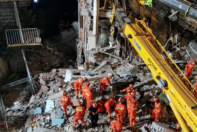 Nueve personas continúan desaparecidas y otras cinco fueron rescatadas de los escombros