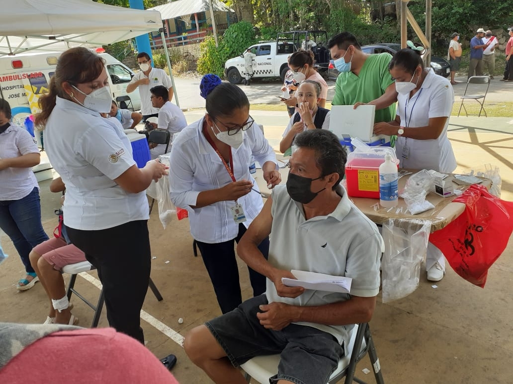 Aplican primeras dosis anticovid a personas de 50 a 59 años en José María Morelos