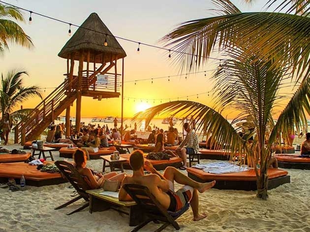 Clausuran y sancionan a club de playa 'Marbella' en Isla Mujeres