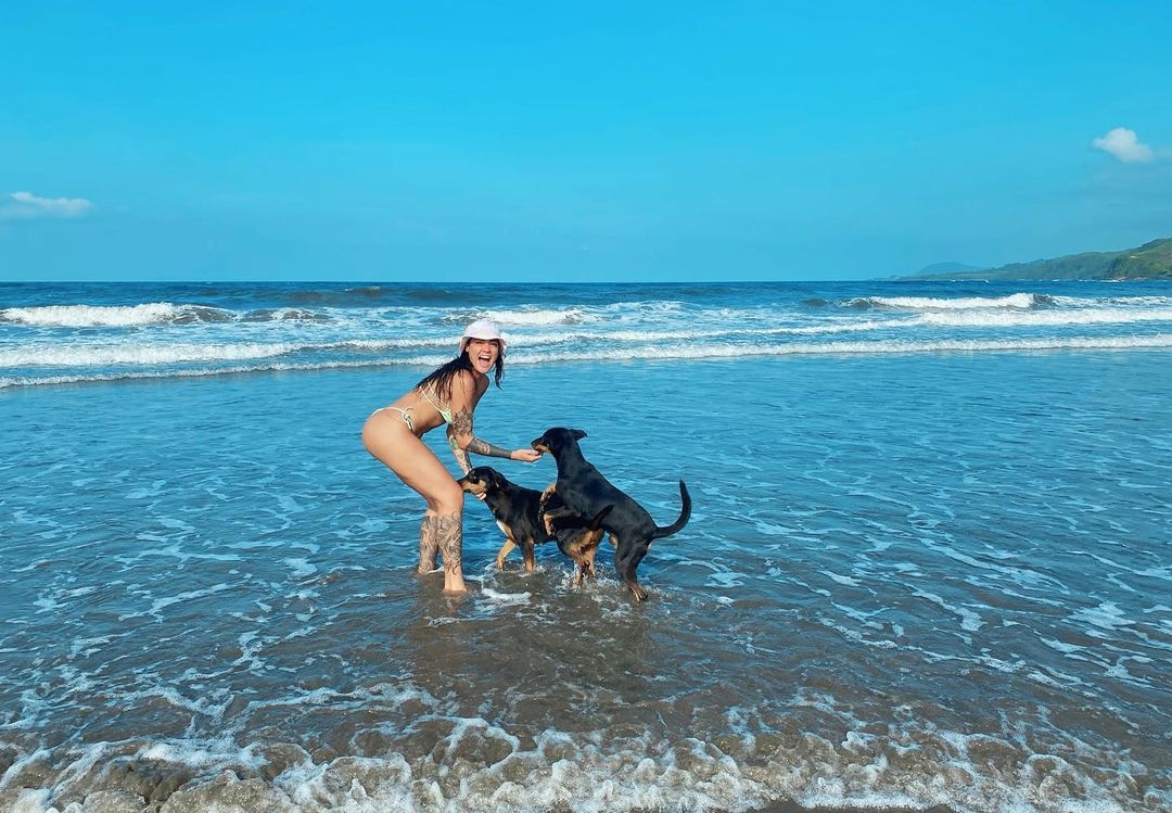 Erika Fernández, conductora de Fox Sports, limpia sargazo y rescata perritos en Riviera Maya: VIDEO