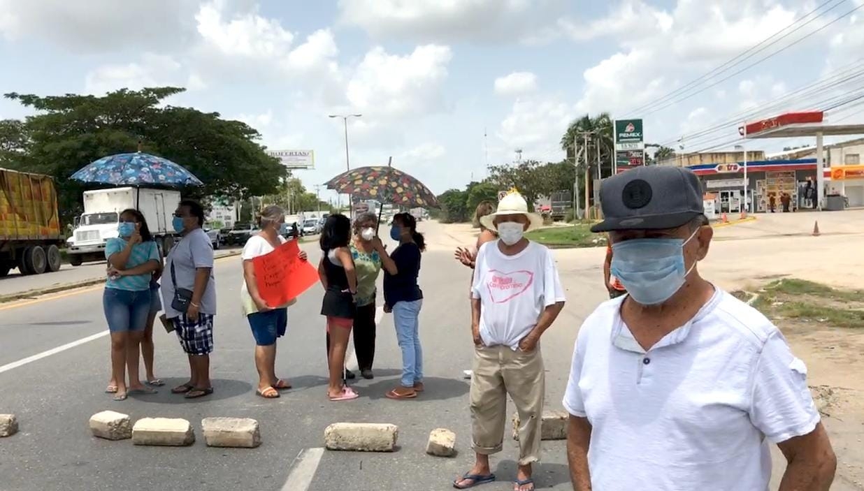Vecinos de Itzincab bloquean Avenida 2000 en Umán, Yucatán