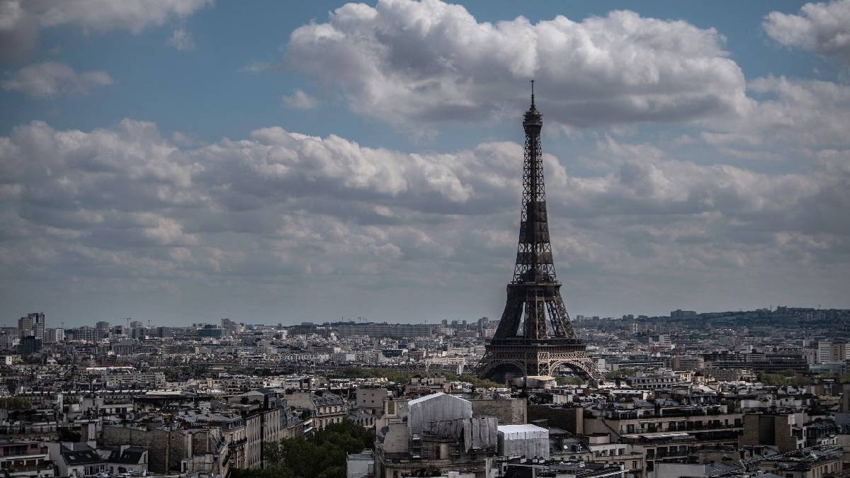 Evacuan a turistas en la Torre Eiffel por una amenaza de bomba