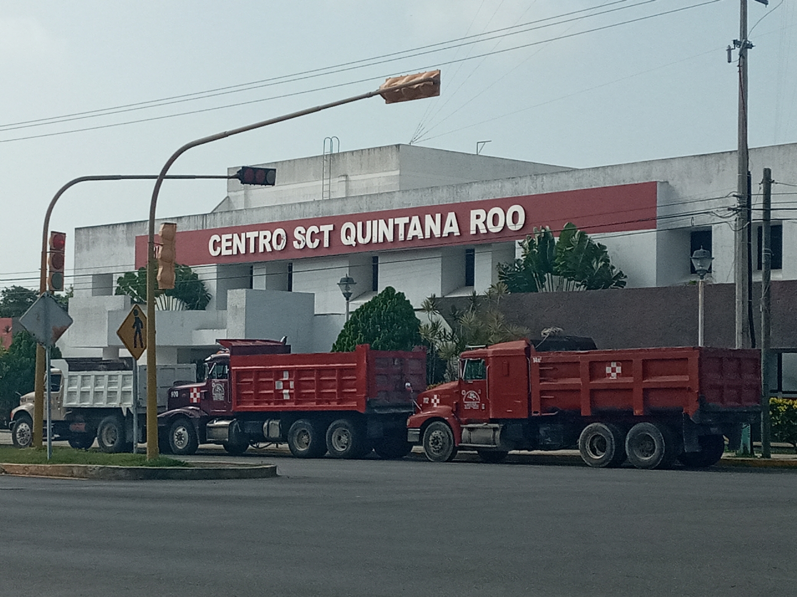 Transportistas exigen pago a empresas constructoras en Chetumal