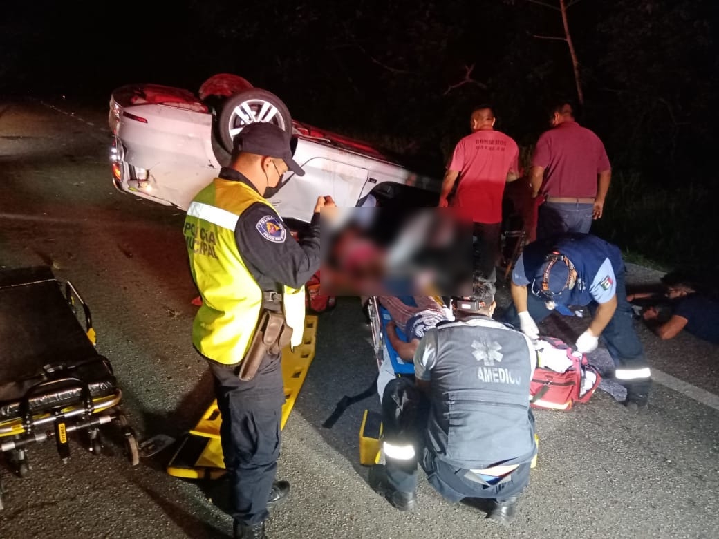 Dos mujeres mueren tras volcadura de automóvil en la carretera Chetumal-Bacalar