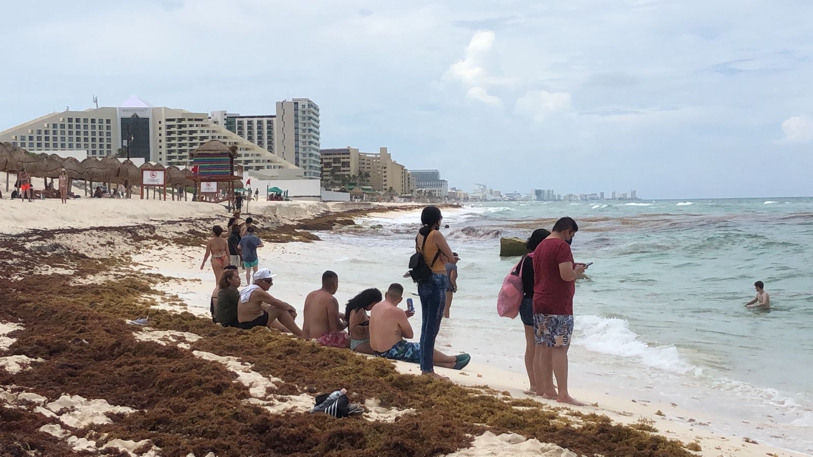 En Cancún la acumulación de sargazo permanece en la zona hotelera, sitio donde hay tres playas en color rojo por la macroalga
