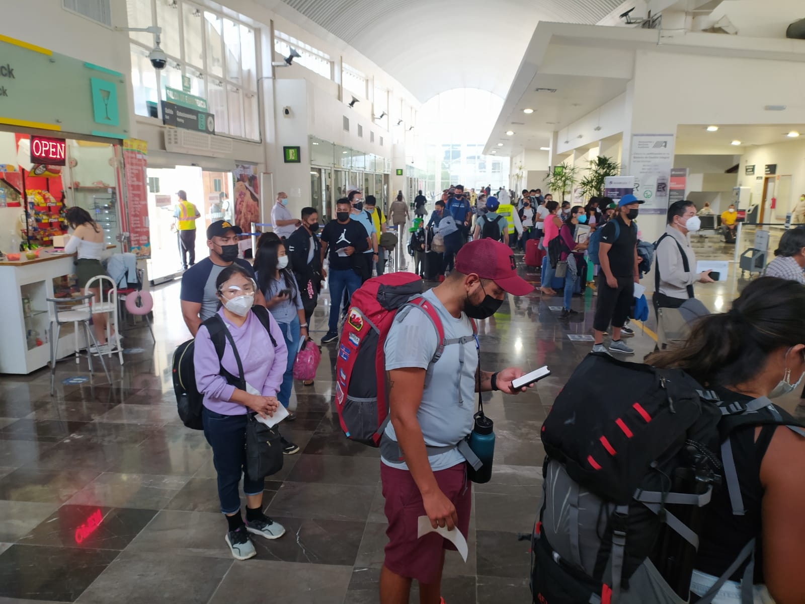 Viajeros 'abarrotan' el Aeropuerto Internacional de Campeche; olvidan la sana distancia