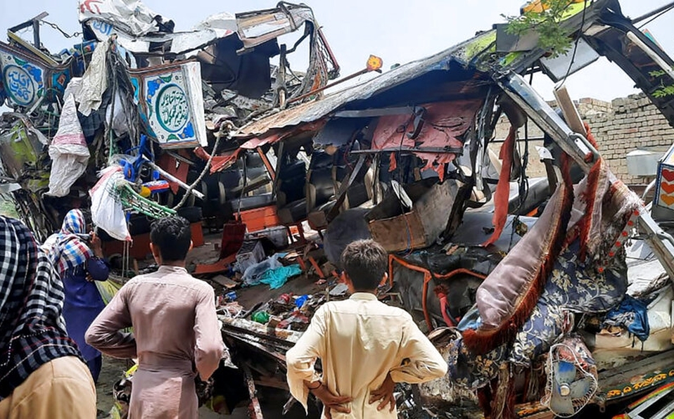Choque entre autobús y camión deja 33 personas muertas en Pakistán