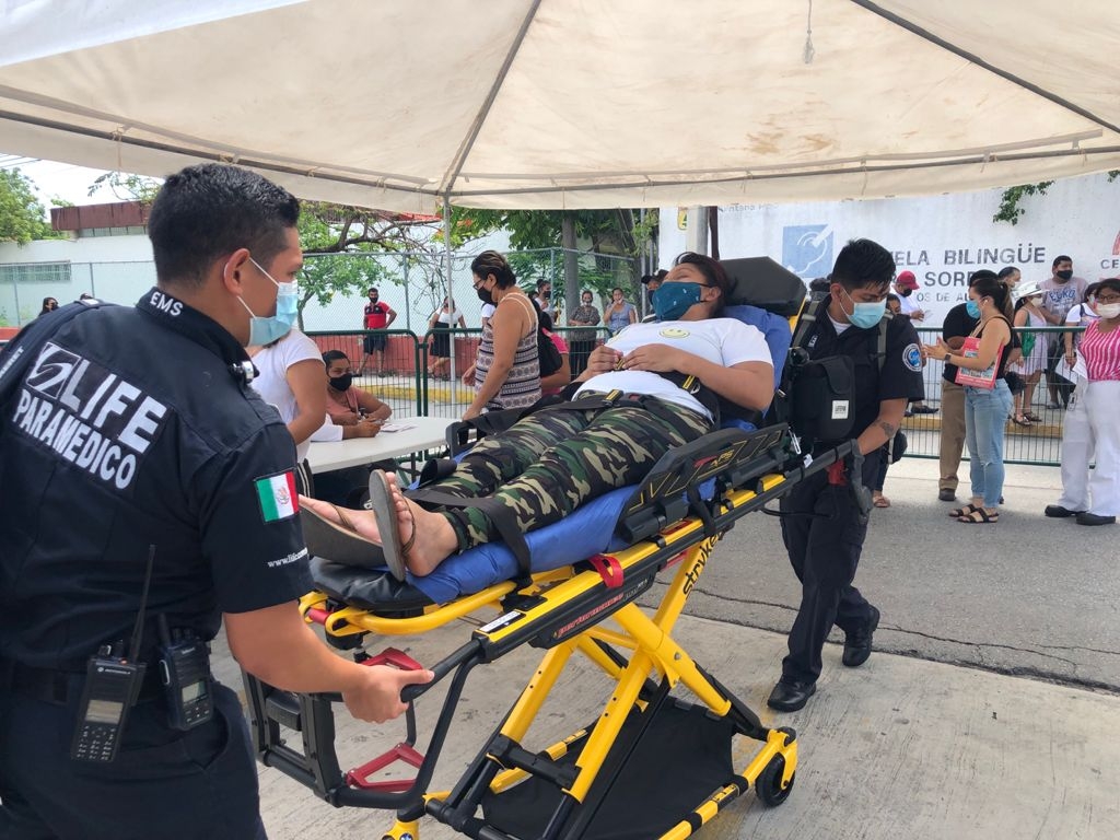 Mujer sufre reacción tras recibir vacuna contra COVID-19 en Cancún