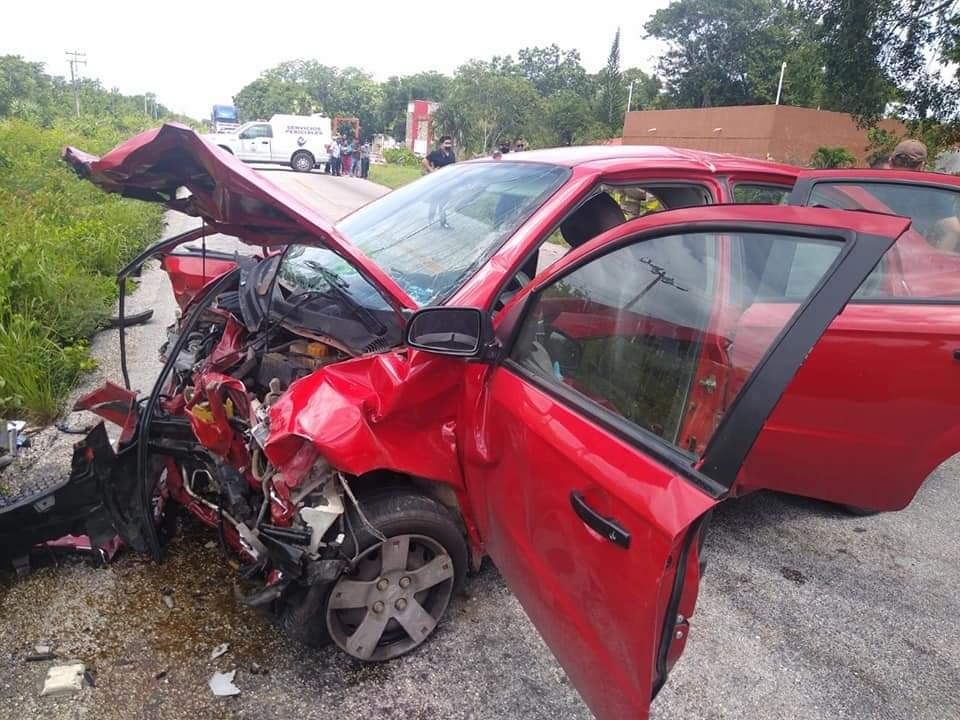 Automóvil sufre aparatoso accidente en la carretera  Cancún – Leona Vicario