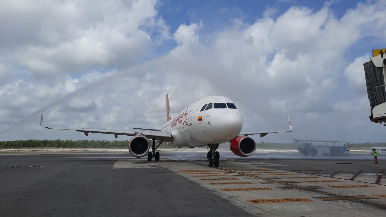 Aeropuerto de Cancún recibe vuelo inaugural de Avianca procedente de Medellín, Colombia