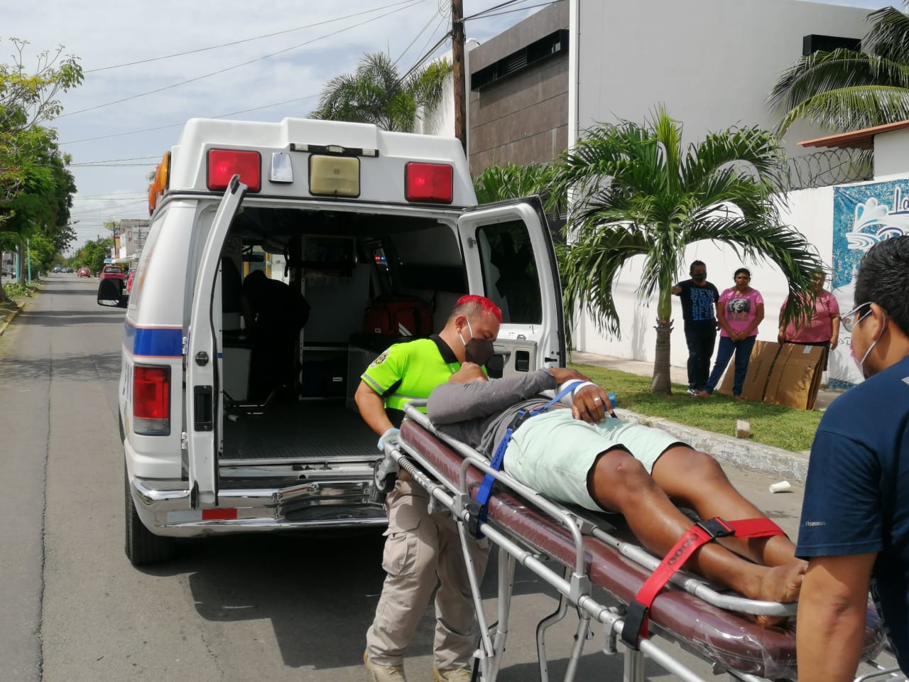 Motociclista resulta lesionado tras recibir golpe de automóvil en Chetumal