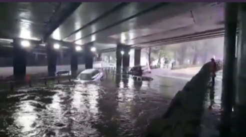 Lluvias en Edomex deja bajo el agua a decenas de vehículos: VIDEO