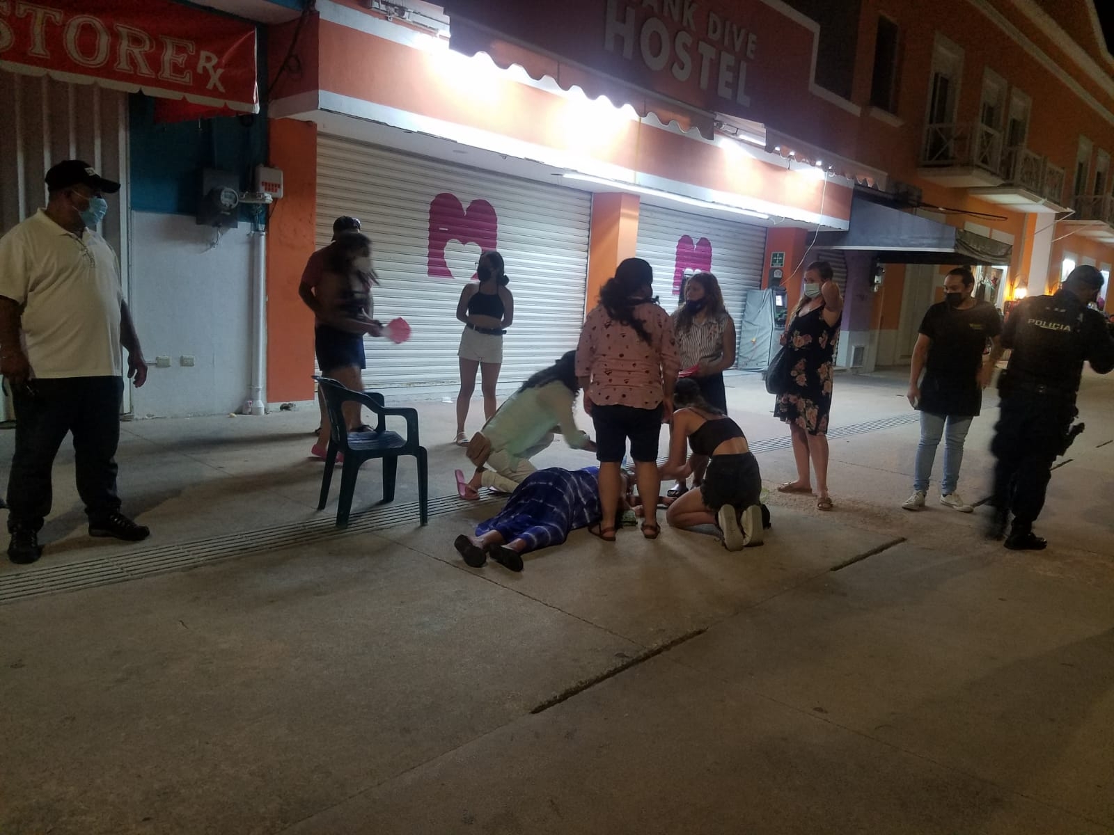 Mujer se desmaya en plena vía pública en Cozumel