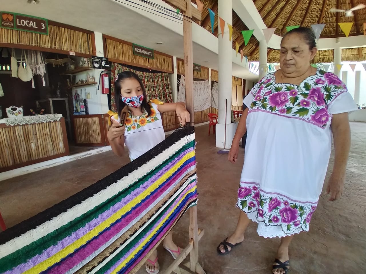 Renata sigue los pasos de su abuelita y busca ser la mejor unidora de hamacas de Yucatán
