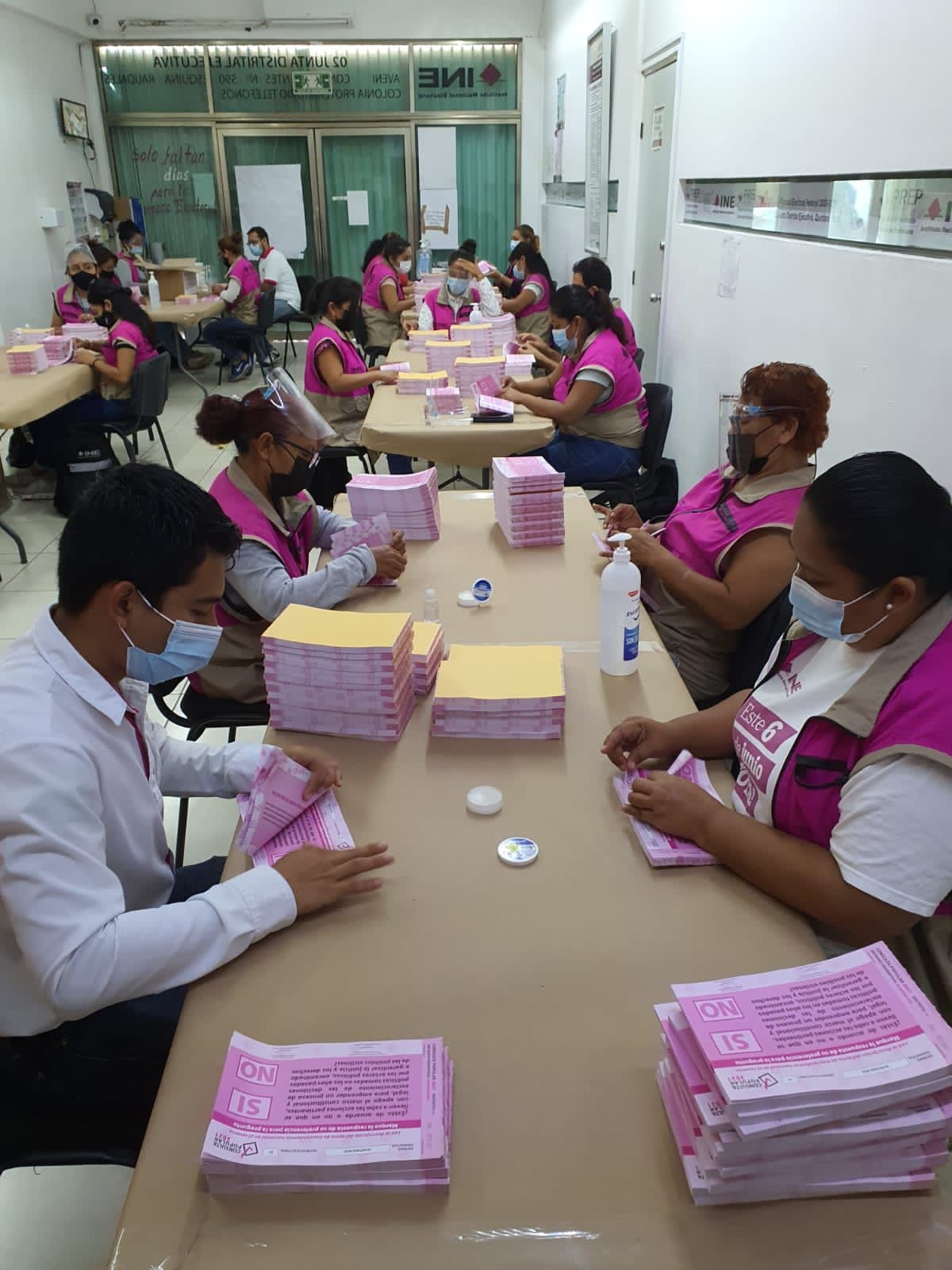INE Quintana Roo concluye conteo y sellado de papeletas para consulta electoral