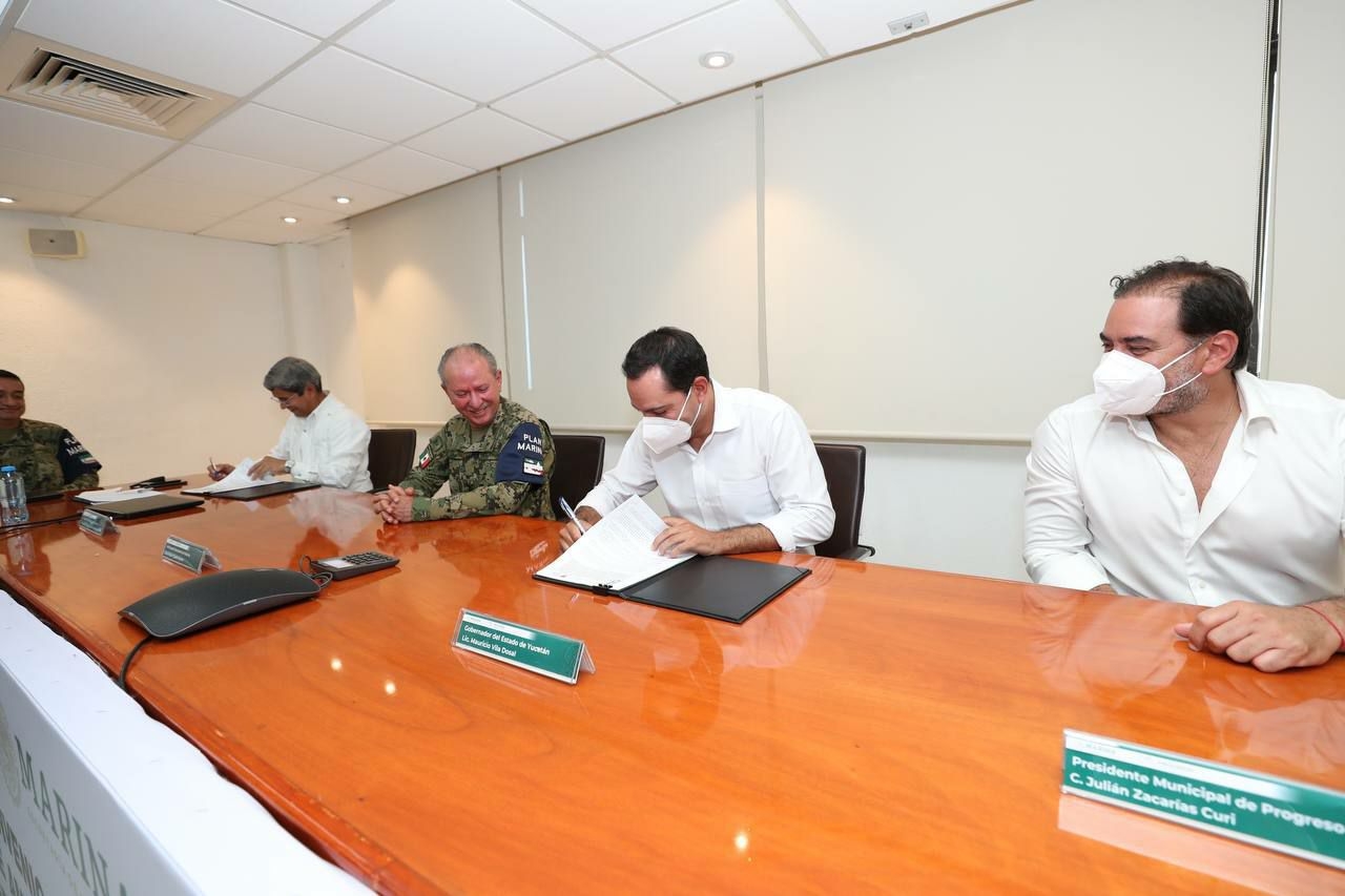 Mauricio Vila firma convenio para ampliar y modernizar el Puerto de Altura de Progreso