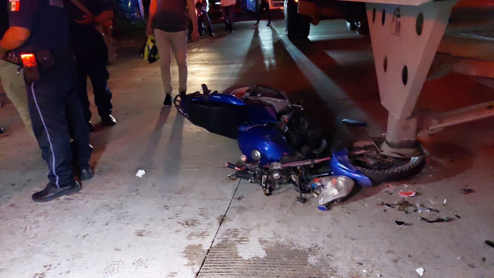 Motociclista ebrio se estrella con un tráiler en Ciudad del Carmen
