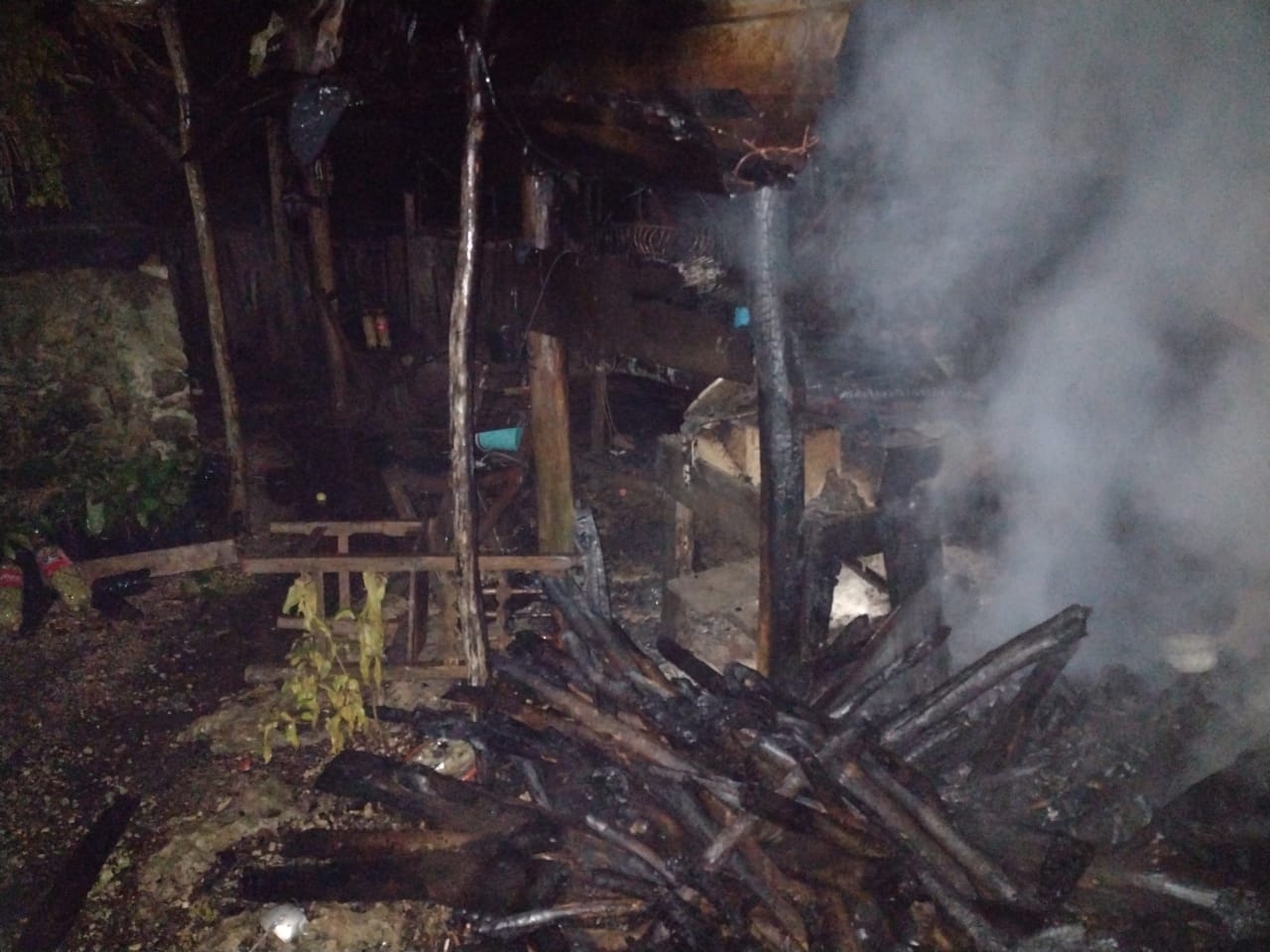 Cortocircuito provoca incendio de palapa en Felipe Carrillo Puerto, Quintana Roo