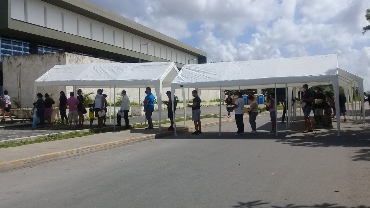 En la entrada de Cenaltur hubo ciudadanos rezagados