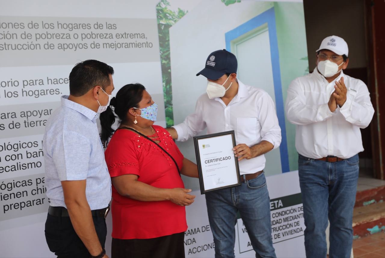 Mauricio Vila entrega certificados de vivienda social en el municipio de Temozón