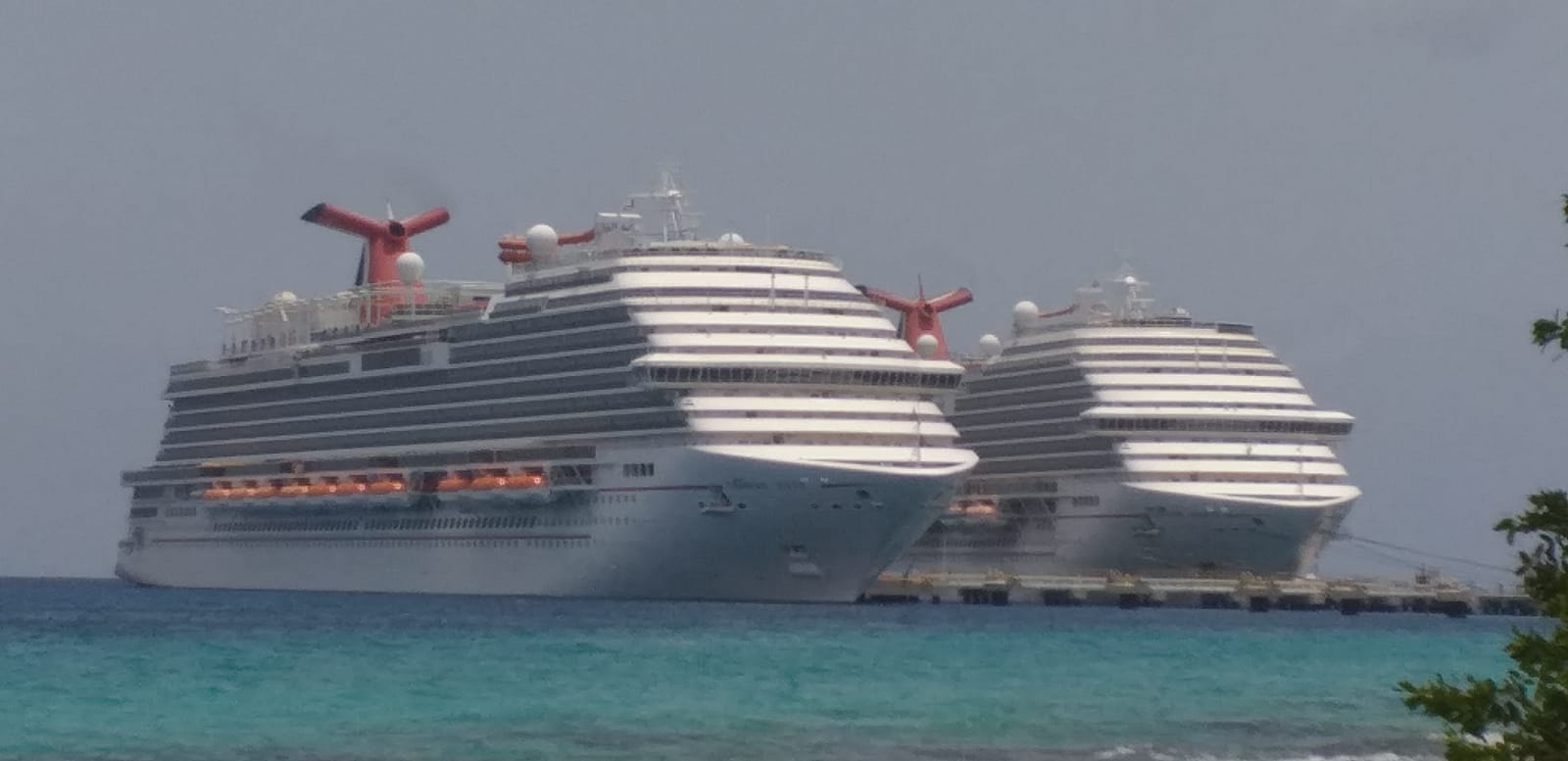 Los cruceros de la naviera Carnival atracan en el muelle de Puerta Maya de Cozumel, que se localiza en la parte que da hacia Playa del Carmen