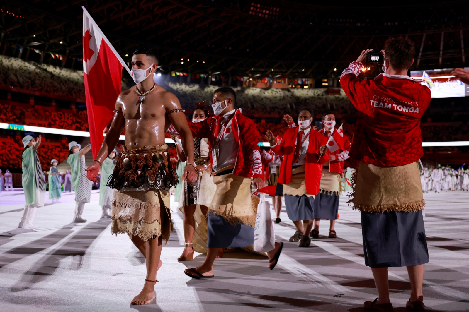 Lo volvió a hacer, el atleta sin playera de Tonga se luce en Tokio 2020