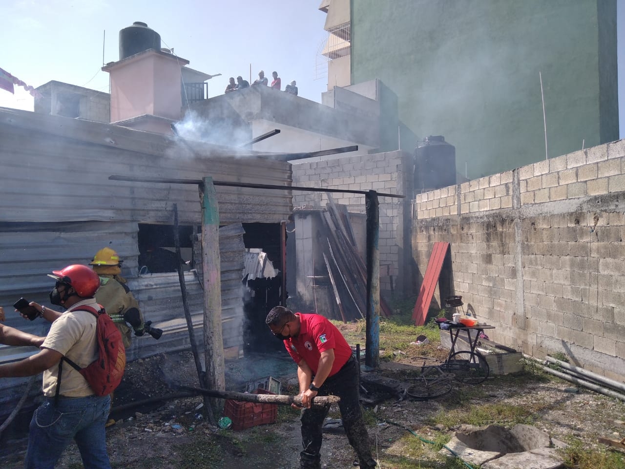 Se incendia humilde vivienda en la colonia Benito Juárez en Ciudad del Carmen