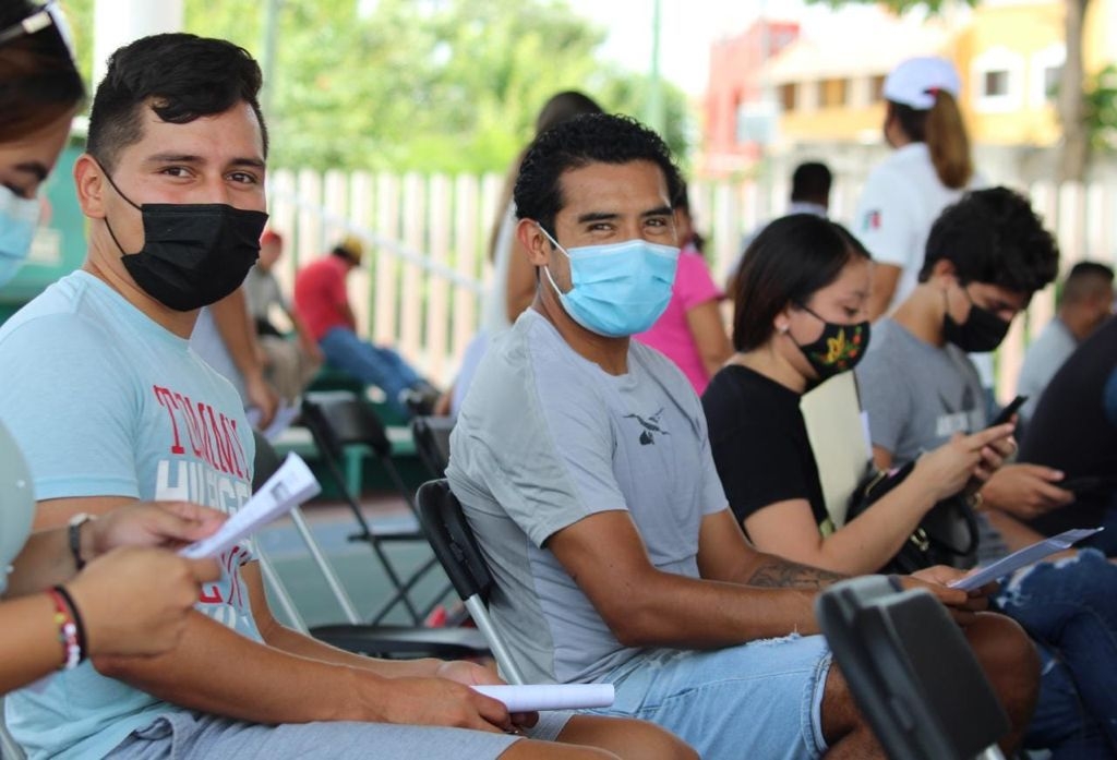 Jugadores de Cancún FC acuden a vacunación anticovid en el domo 'Jacinto Canek'