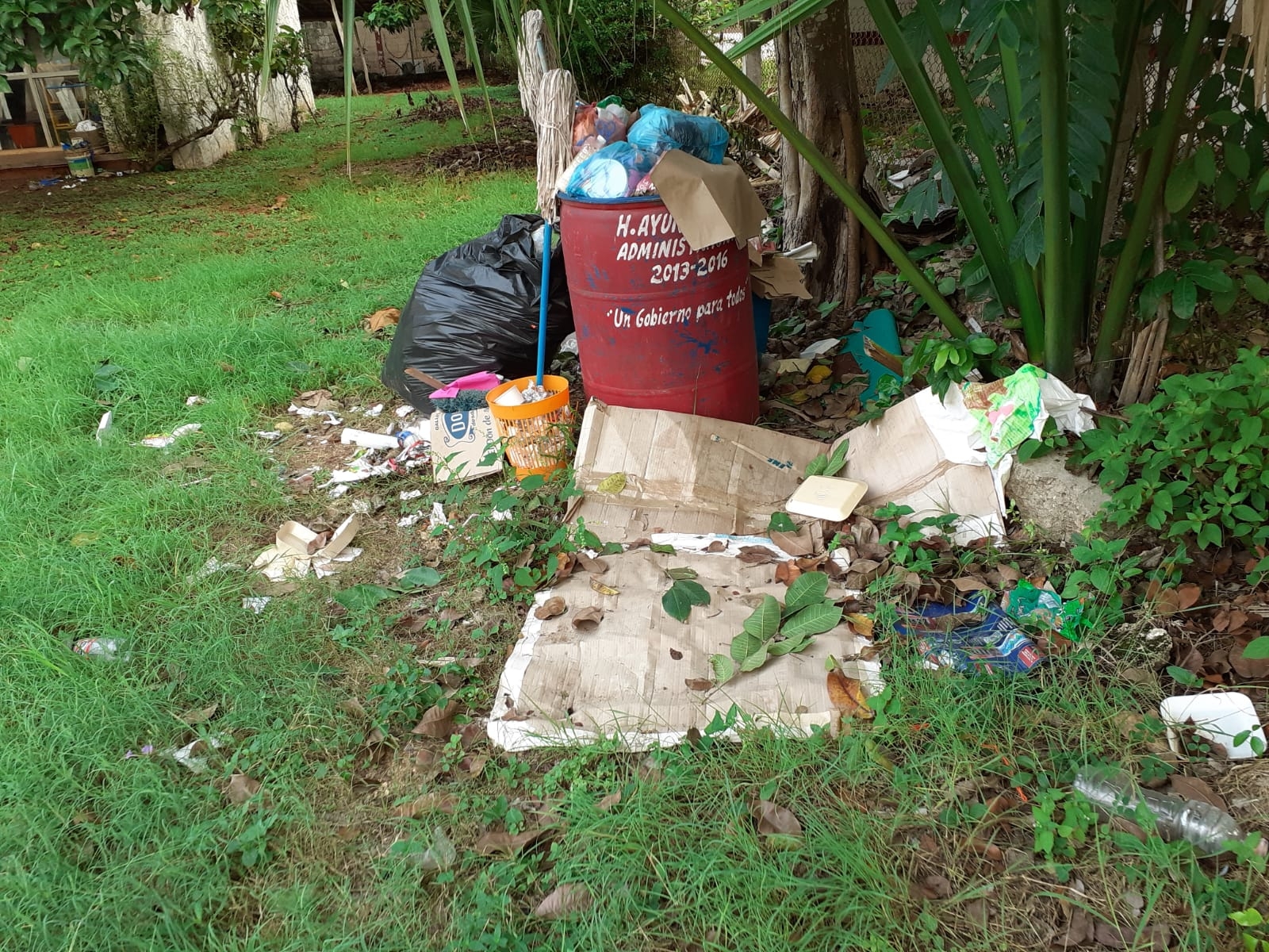Reportan acumulación de basura en biblioteca pública de José María Morelos