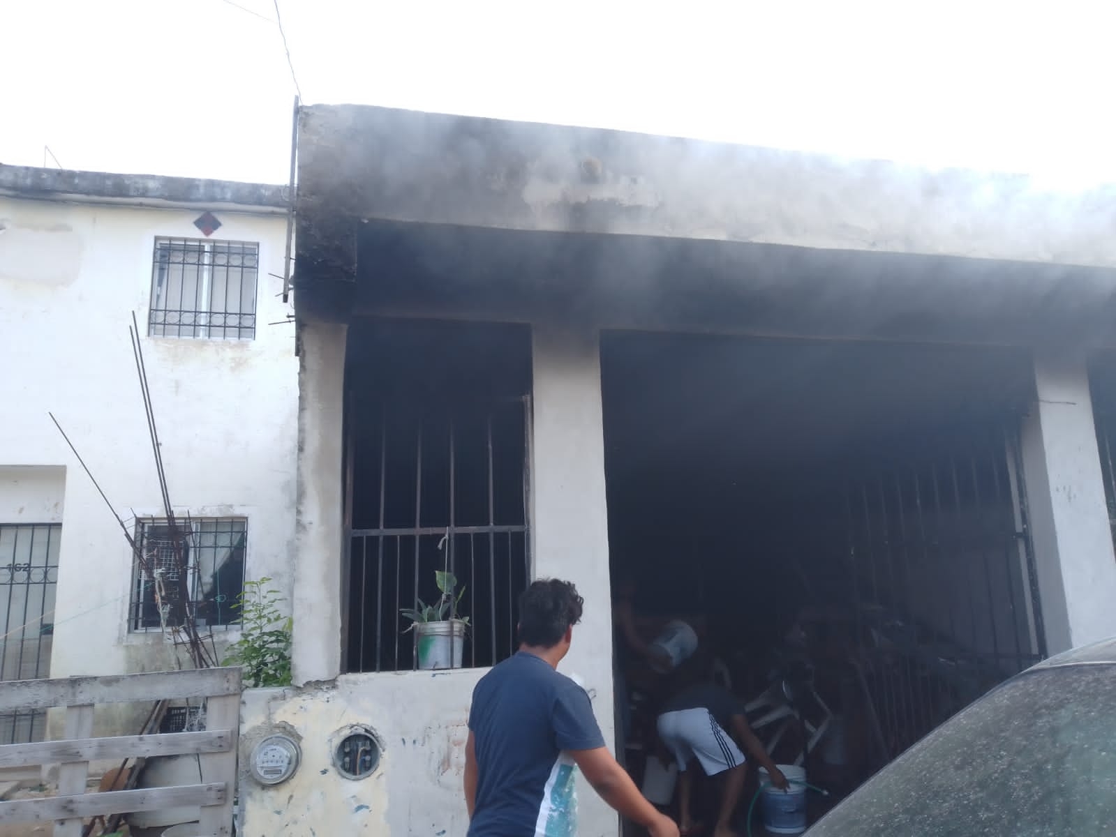Rescatan a un hombre de quemarse en un incendio en la Región 105 de Cancún