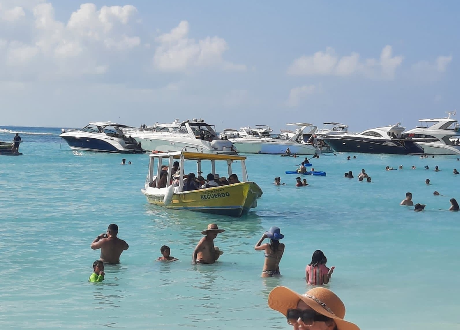 Bañistas, en peligro por falta de boyas en Playa Norte de Isla Mujeres