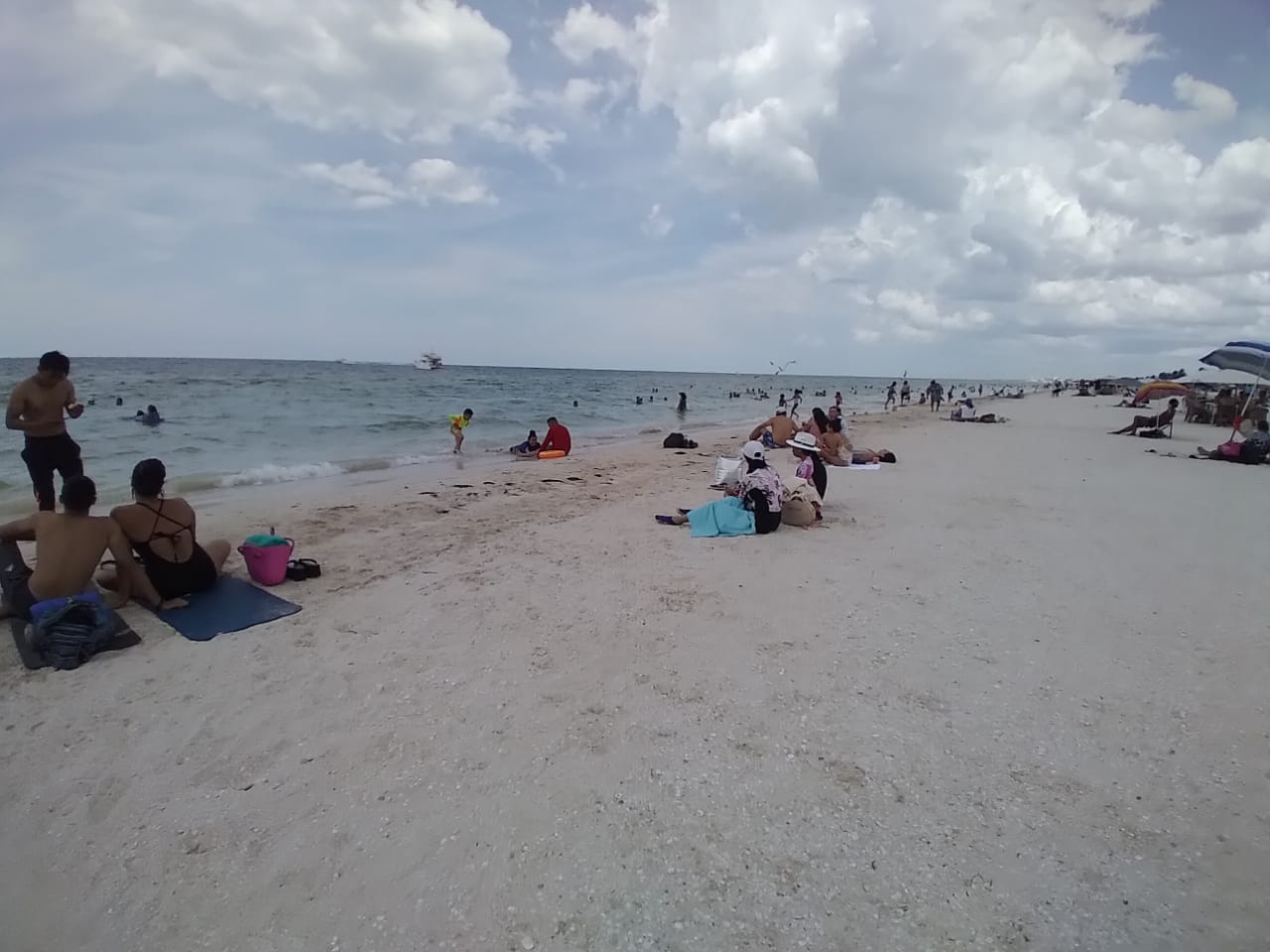 Calor atrae a más de tres mil turistas a las Playas de Progreso, Yucatán