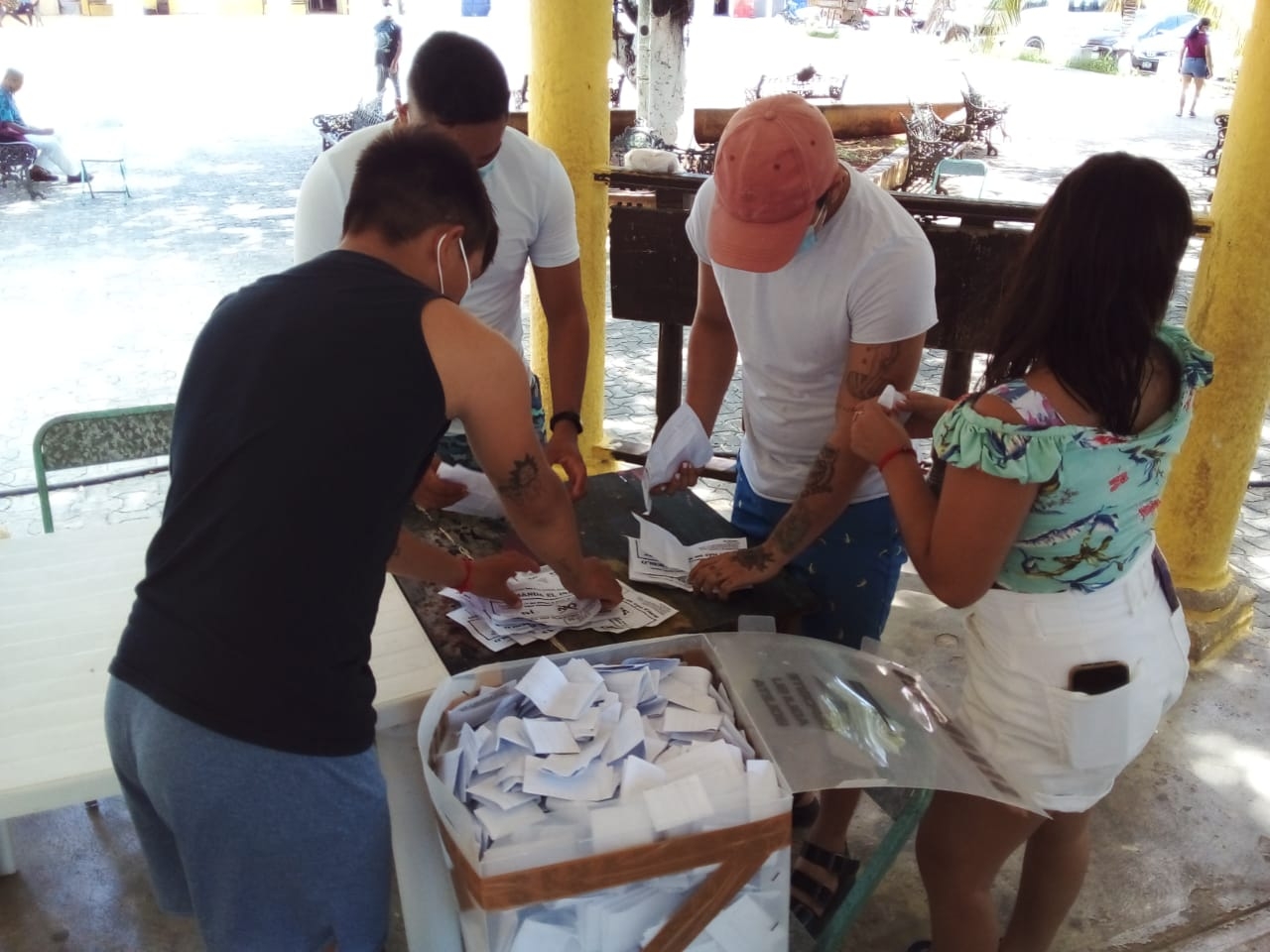 Más de mil personas votan en contra de operaciones de granjas porcícolas en Celestún, Yucatán